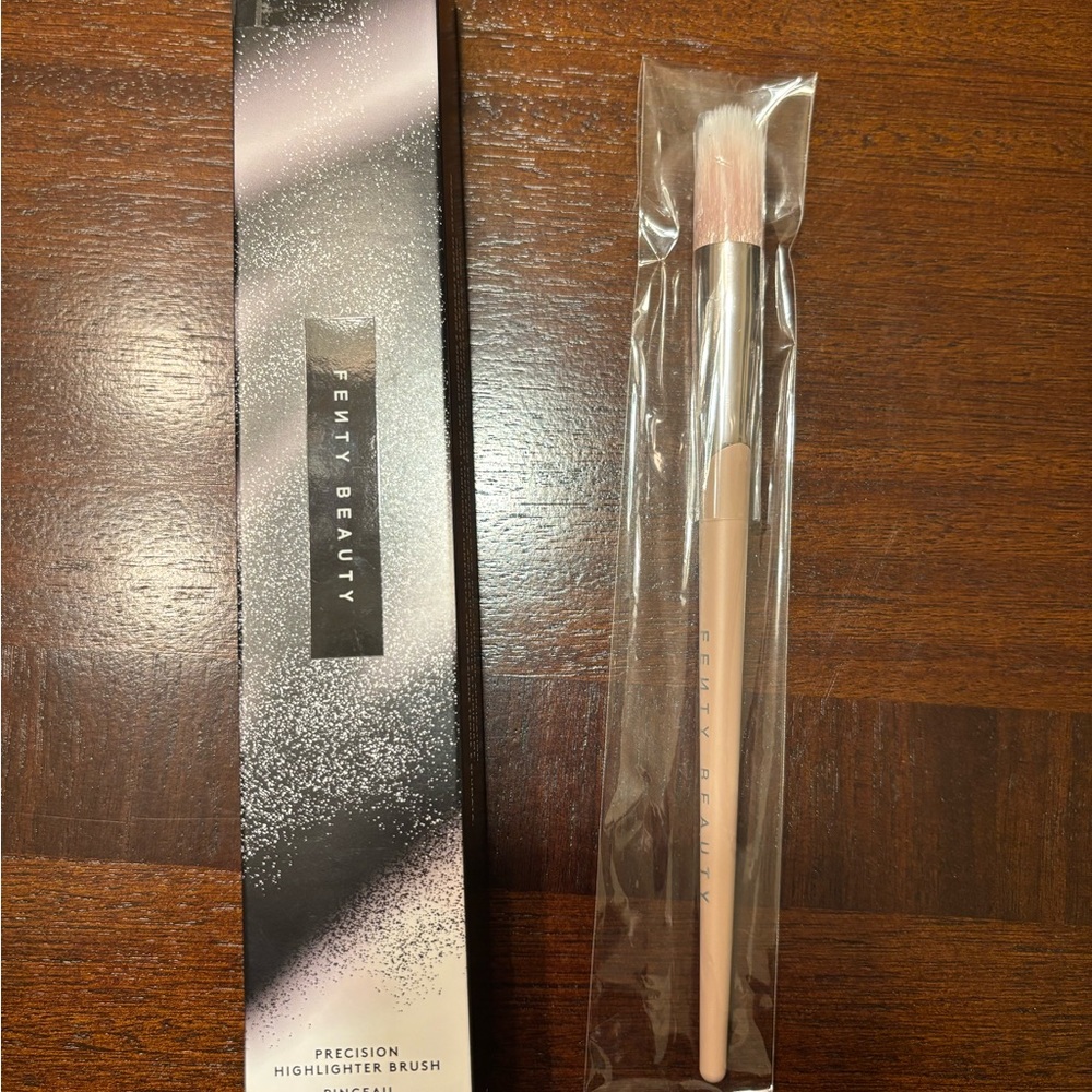 NWT Fenty Beauty Pink Precision Highlighter Brush 135 - Picture 4 of 5
